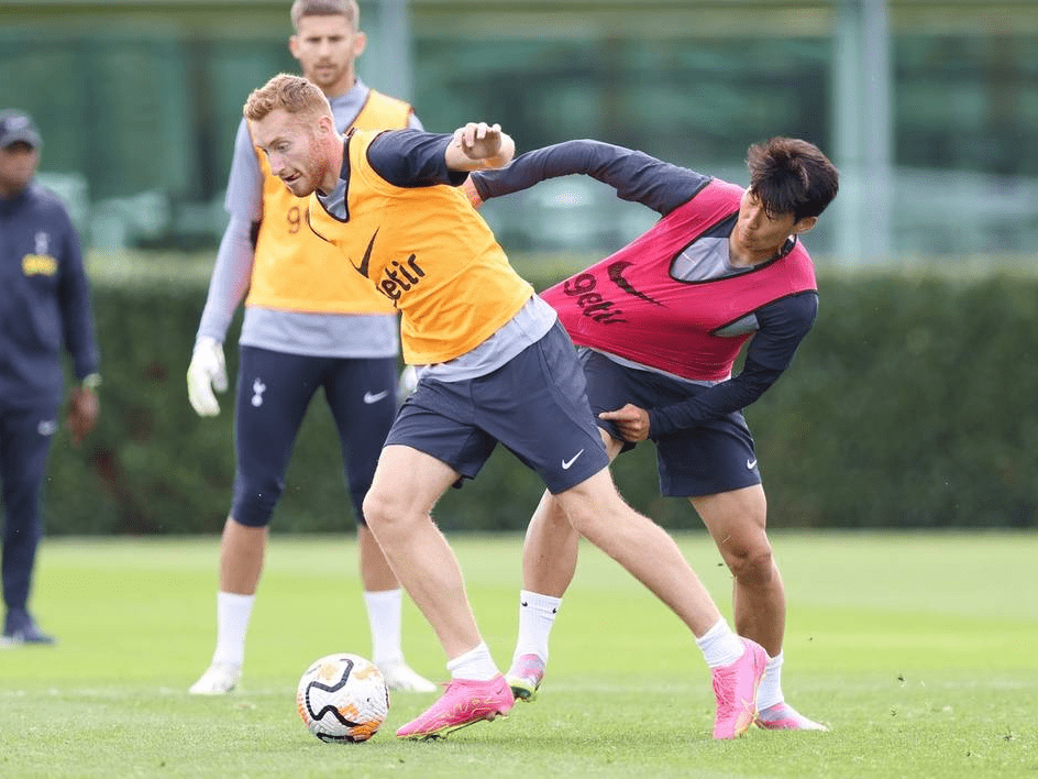 三代校友聚绿茵 上海交大的这一场校友足球赛乐趣多（上海交大三代校友会师绿茵，校友足球赛精彩不断）