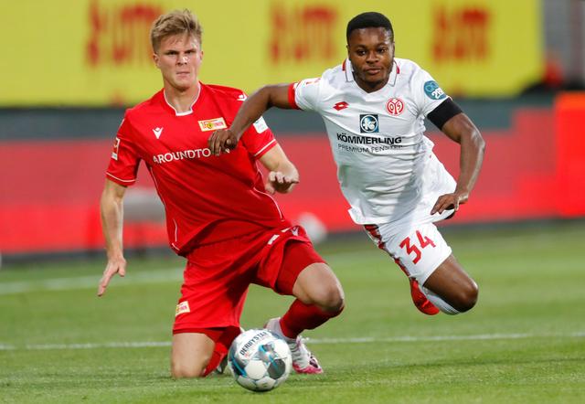 暗示续约还是离队？刘洋晒与瓦科互换球衣照片