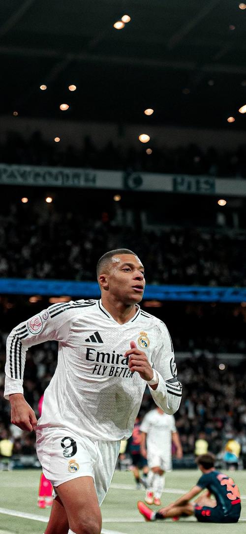 水晶宫与斯特拉斯堡赛前，维埃拉现身法国酒吧和球迷一起观战