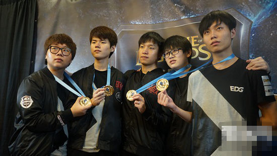 Royal Never Give Up VS Invictus Gaming 1月25日