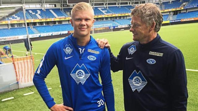 美术课上学生用课本表演变脸，轻松拿捏住精髓， 网友：“教科书式”变脸！