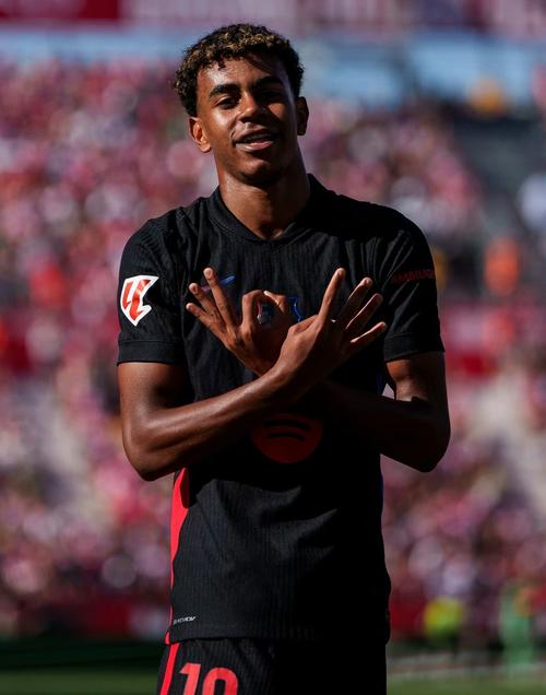 看看谁来了!穆勒回到拜仁主场，观战对阵美因茨的德甲比赛（穆勒现身拜仁主场，观战德甲对阵美因茨）