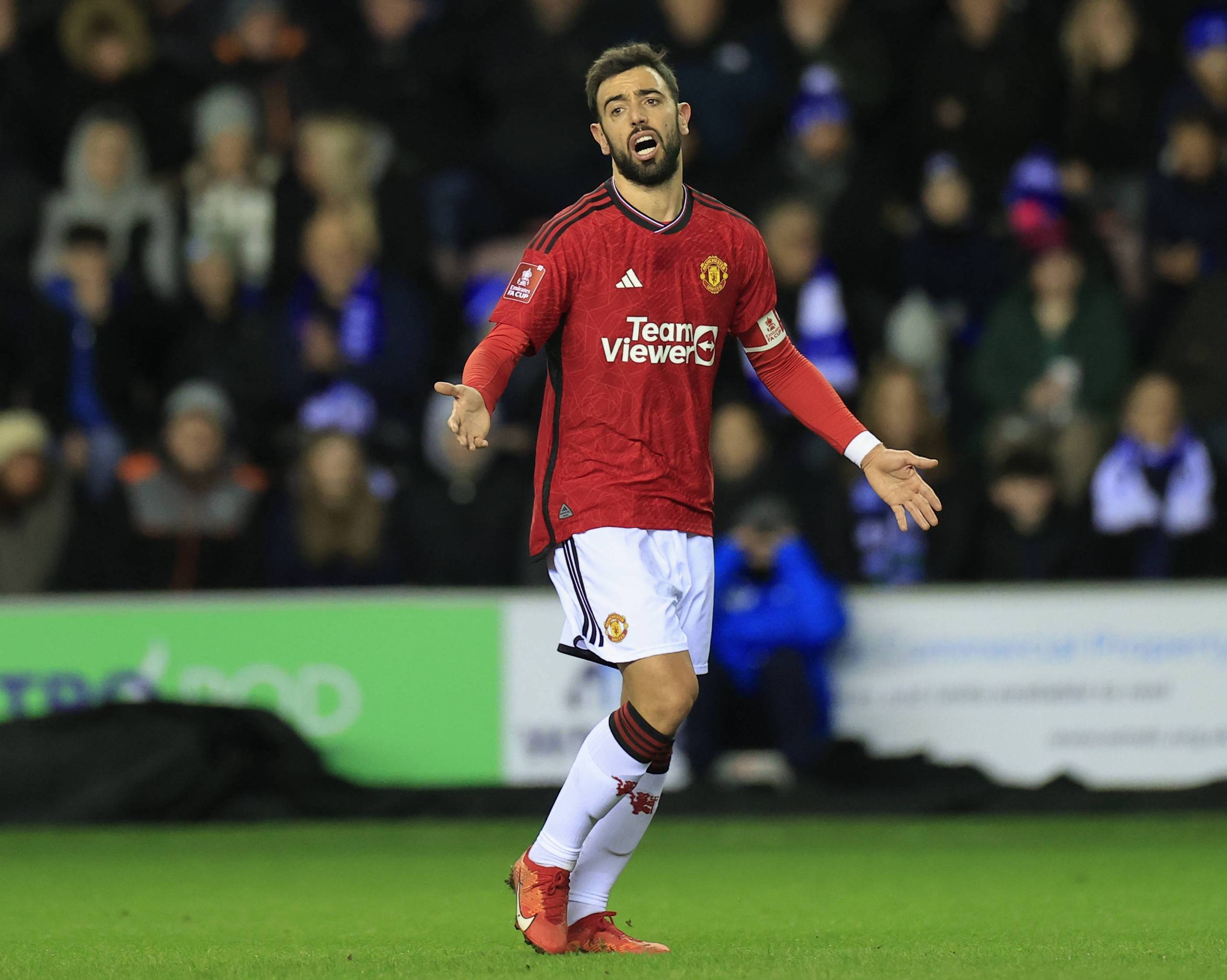 外媒：马拉多纳的宝马i8进行拍卖，起拍价1万欧元