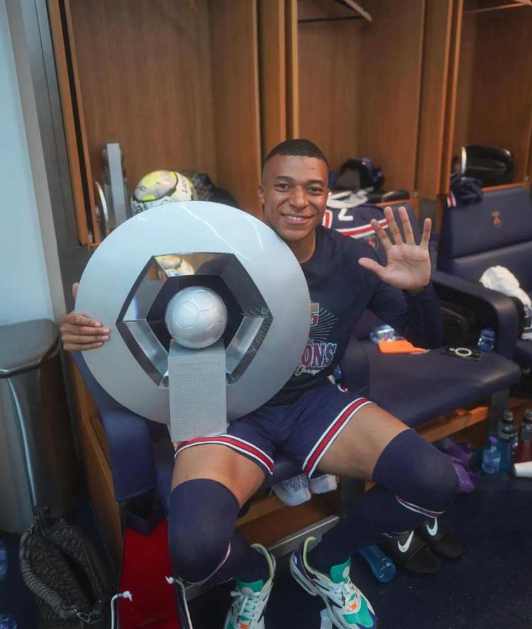 湖人詹姆斯关键三分锁定胜利