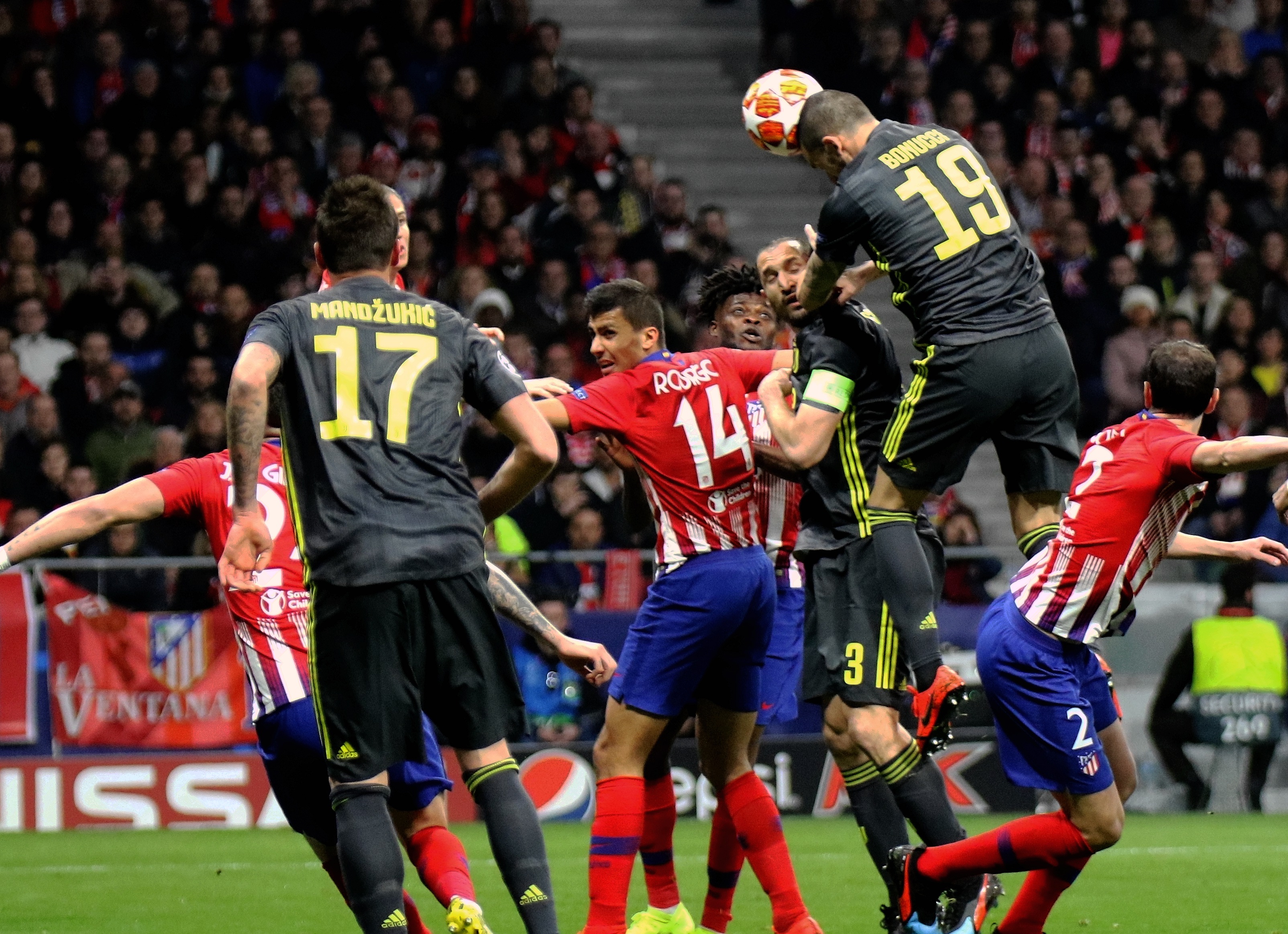 蒂尔潘生涯执法欧冠共判31粒点球，成为欧冠判点最多的主裁（蒂尔潘欧冠执法累计判罚31个点球，成欧冠判点最多主裁）